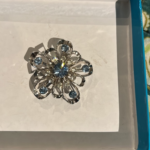 Collectors Cora Flower Brooch - Picture 3 of 3
